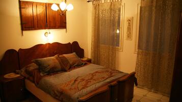 3 bedrooms, individually decorated, individually furnished, desk