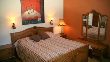 3 bedrooms, individually decorated, individually furnished, desk