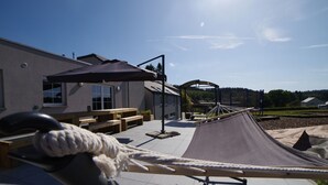 A rope swing, wooden benches, and a covered picnic area in an outdoor setting. - Group Escape in Mellier (Mellier)