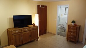 Apartamento | Área de estar | TV de tela plana 40 polegadas com canais via satélite, smart TV
