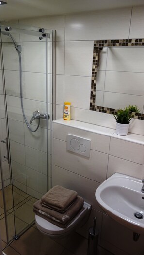 Apartment | Bathroom | Shower, free toiletries, hair dryer, towels