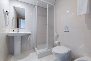 City Double Room | Bathroom | Shower, free toiletries, hair dryer, bidet - Hotel Azinheira by RIDAN Hotels (Ourem)