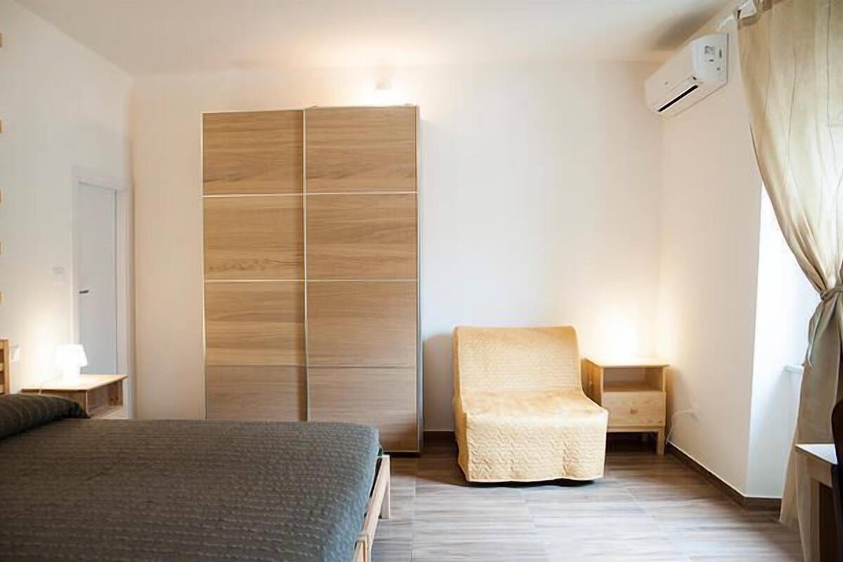 Habitación cuádruple Deluxe, vista a la ciudad | Ropa de cama de alta calidad, escritorio, insonorización y wifi gratis