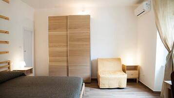 Deluxe-Vierbettzimmer, Stadtblick | Hochwertige Bettwaren, Schreibtisch, schallisolierte Zimmer