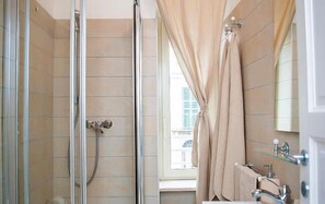 Habitación cuádruple Deluxe, vistas a la ciudad | Baño | Ducha, artículos de higiene personal gratuitos, secador de pelo y bidé