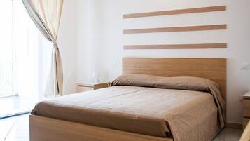 Kolmen hengen deluxe-huone, parveke, vuoristonäköala | Ylelliset vuodevaatteet, työpöytä, äänieristys, ilmainen Wi-Fi