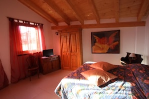 Premium bedding, desk, soundproofing, free WiFi