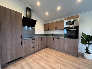 Microwave, dishwasher, coffee/tea maker, high chair - Cozy Chalet Near Alkmaar (West-Graftdijk)