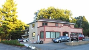 Front of property - The Warwick Motel and Suites (Warwick)