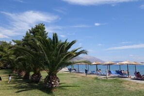 Di pantai, kerusi lepak pantai, payung, bar pantai 