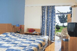 Een strijkplank/strijkijzer, gratis babybedden, gratis wifi