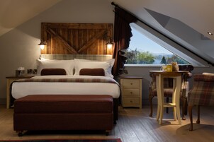 Feature Room | Hypo-allergenic bedding, individually decorated, individually furnished