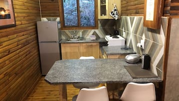 舒適小木屋 | 私人廚房 | 微波爐、咖啡機/沖茶器、電熱水壺