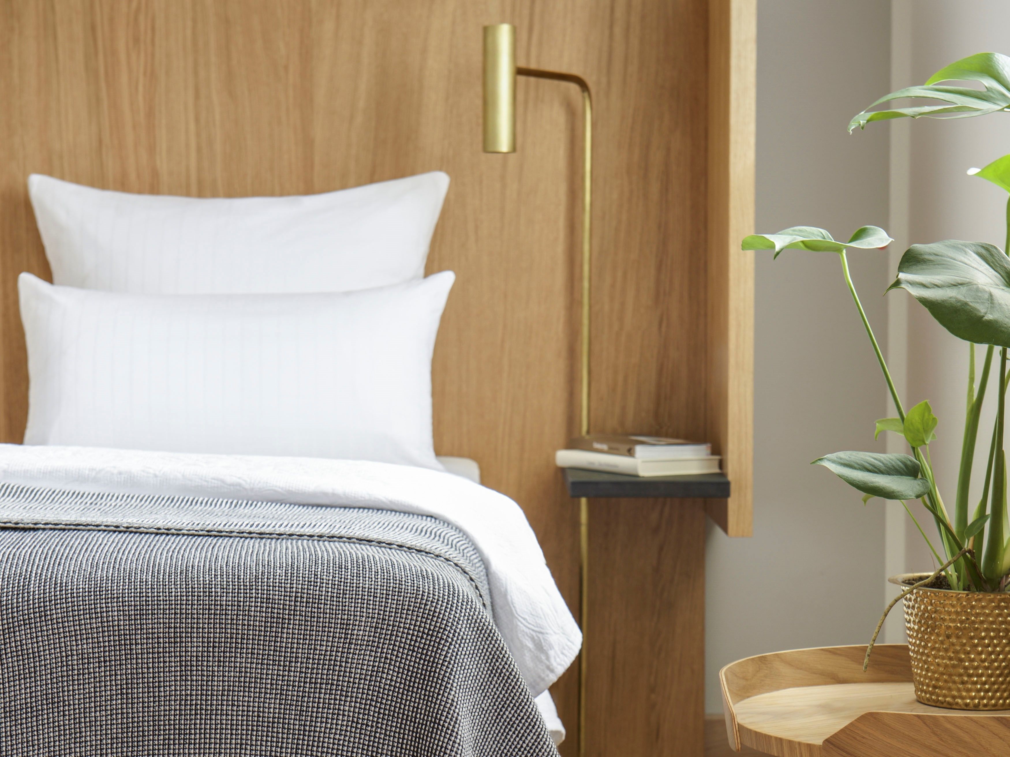 Studio | Ylelliset vuodevaatteet, tallelokero huoneessa