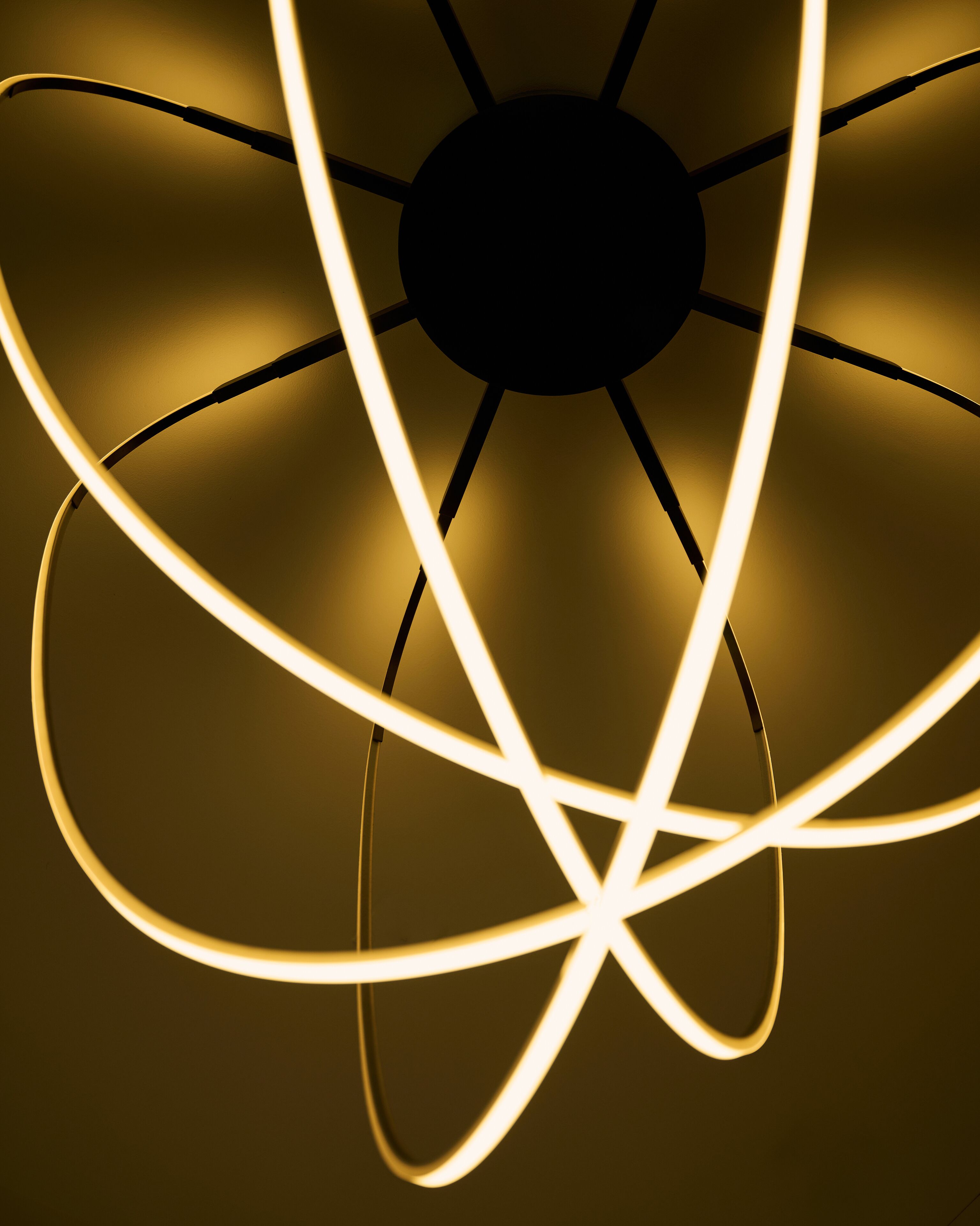 Primer plano de un candelabro moderno con múltiples lámparas.