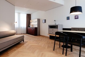 Deluxe Apartment, Kitchenette | Premium bedding, in-room safe, individually decorated - Melter Hotel & Apartments (Nuremberg)