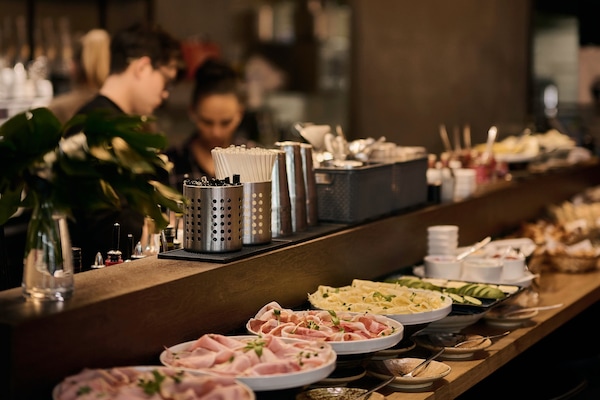 Colazione completa, servita tutte le mattine (20 EUR a persona)