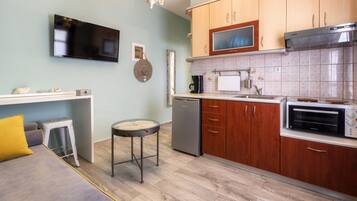 City Apartment, 1 Bedroom | Private kitchen | Full-size fridge, stovetop, coffee/tea maker, cookware/dishes/utensils