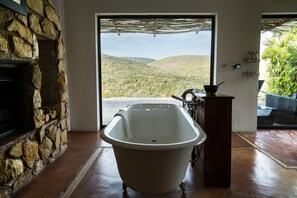 Baignoire et douche séparées, baignoire relaxante profonde