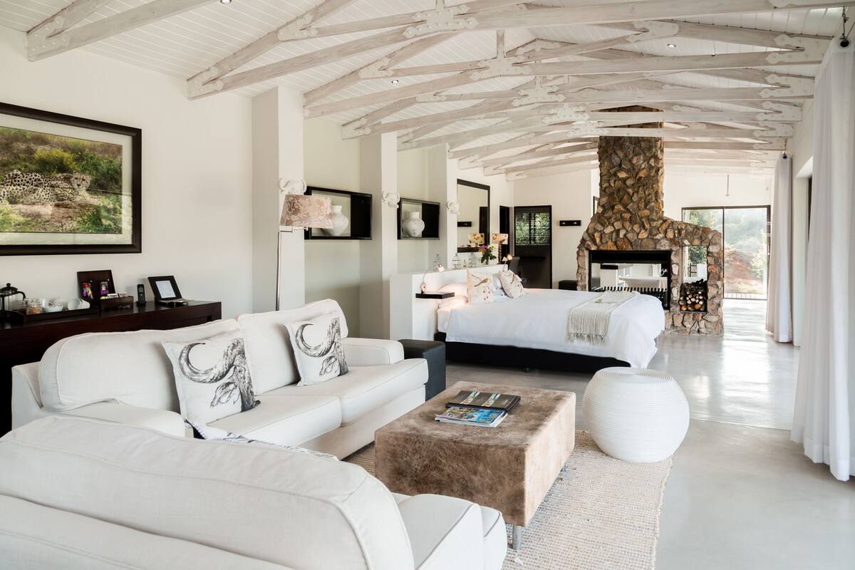 Buffalo Private Suite with Swimming Pool | 1 bedroom, premium bedding, minibar, in-room safe