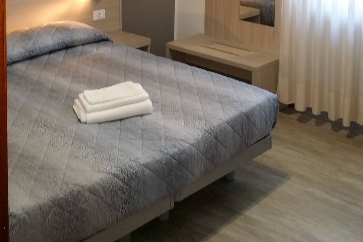 Room, 1 Double Bed | Desk, iron/ironing board, WiFi (free)