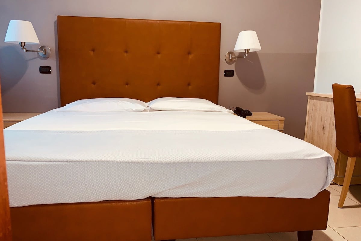 room, 1 double bed | 1 bedroom, desk, iron/ironing board, free wifi