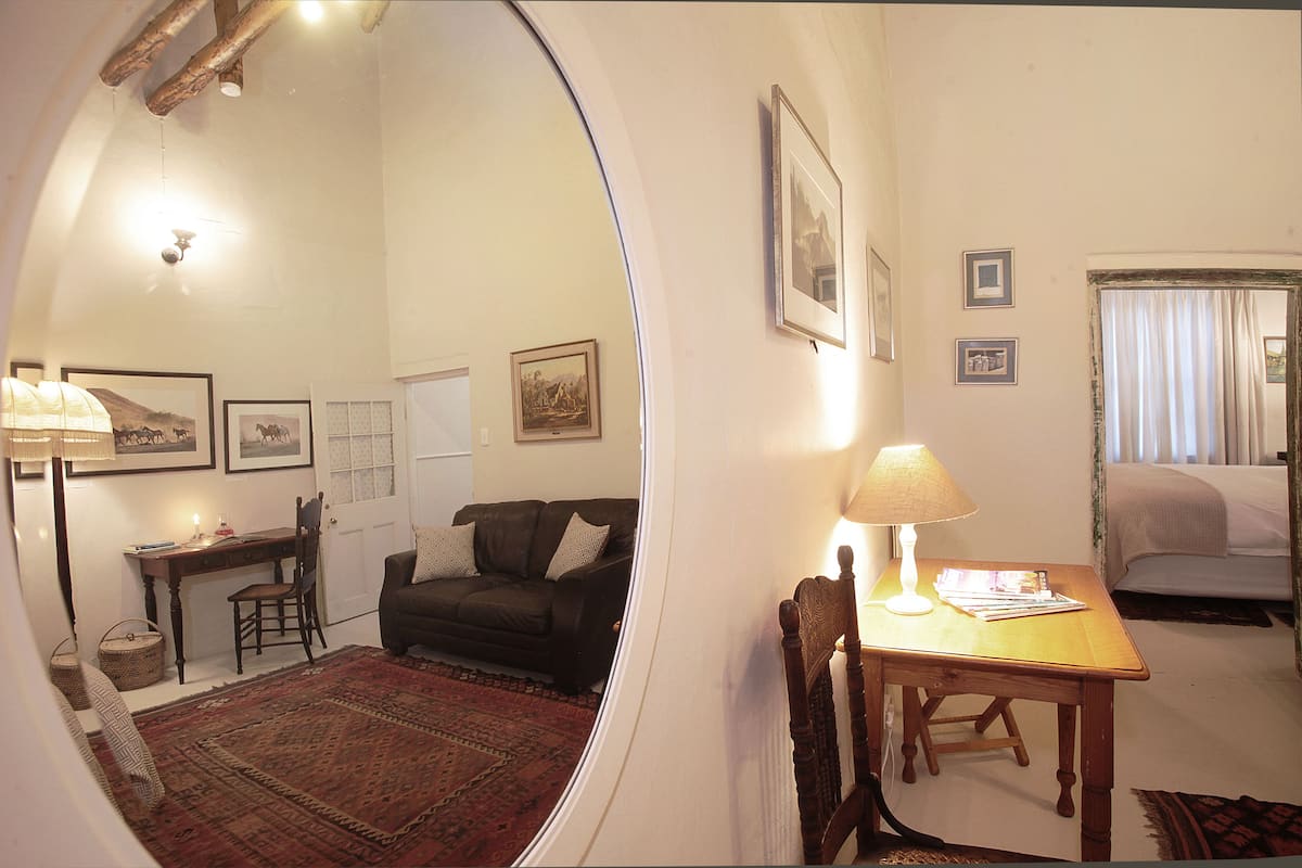 Habitación Confort (Three) | Zona de estar | Smart TV de 32 pulgadas con canales digitales, una televisión