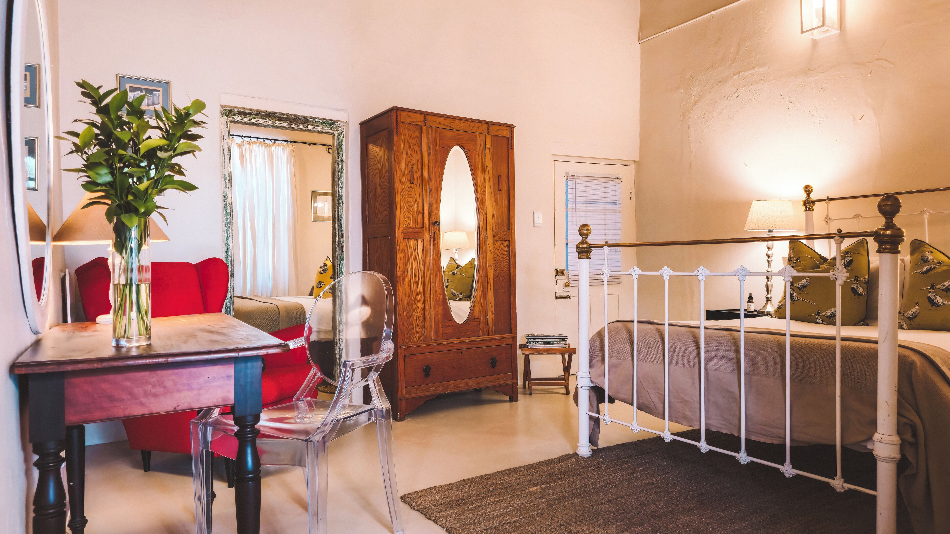 Comfort-huone (Three) | Egyptinpuuvillaiset lakanat, ylelliset vuodevaatteet, minibaari