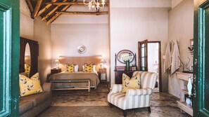 The Old Village Trader Suite | Egyptian cotton sheets, premium bedding, minibar, individually decorated - Onse Rus Guest House (Prince Albert)