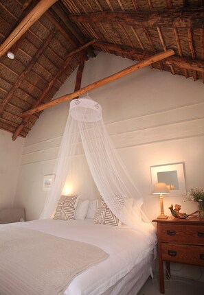 Romantic King Room | ผ้าปูที่นอนฝ้ายอียิปต์, เครื่องนอนระดับพรีเมียม, มินิบาร์