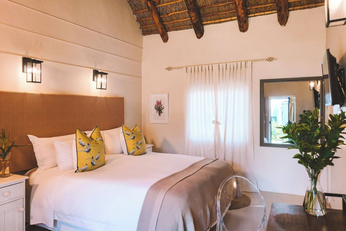 Romantic King Room | Egyptian cotton sheets, premium bedding, minibar, soundproofing