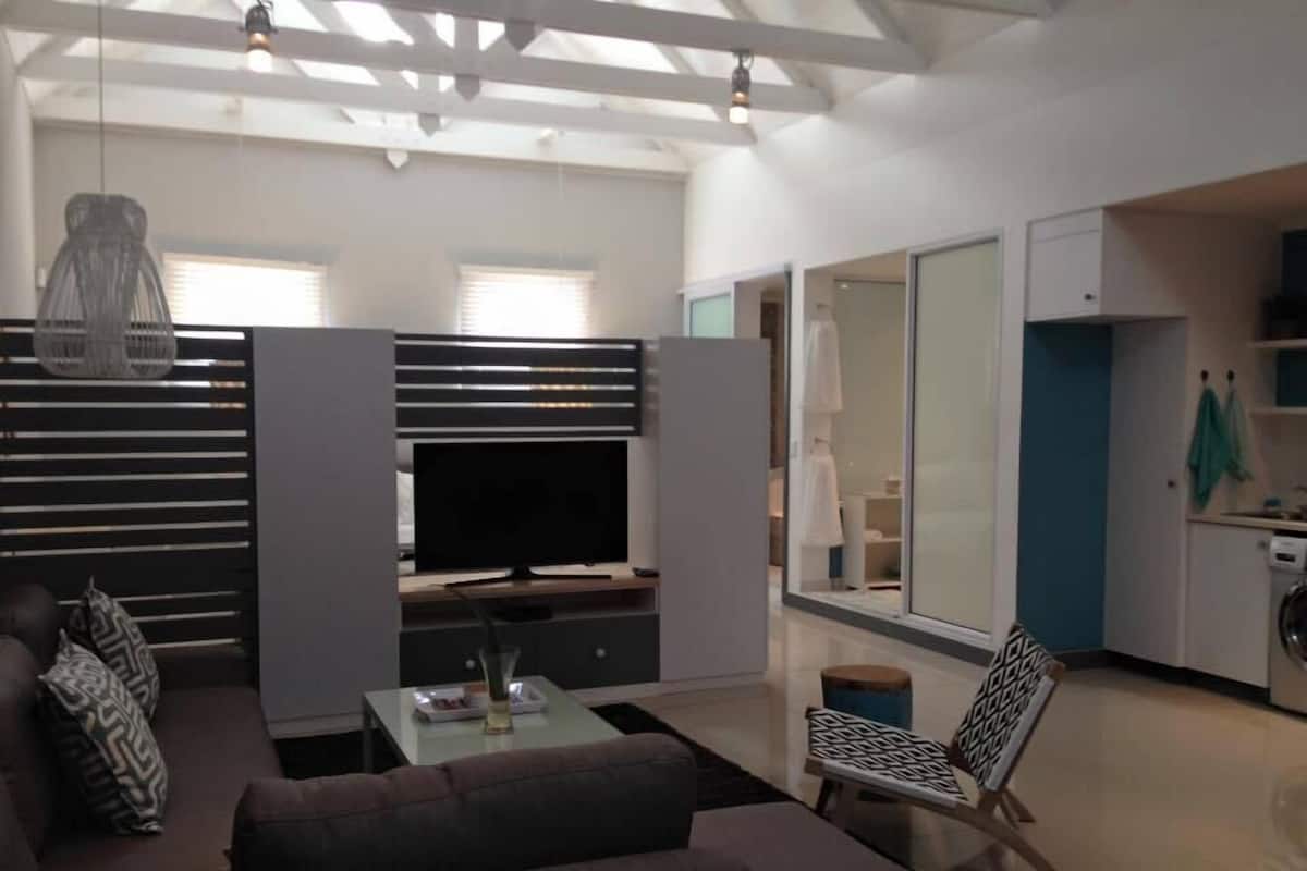 Studio (9 B) | Living area | 32-inch flat-screen TV with digital channels, TV