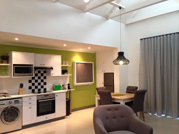 Estudio (9 A) | Cocina privada | Refrigerador y cafetera y tetera 
