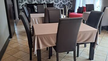 Daily full breakfast (ZAR 120 per person)