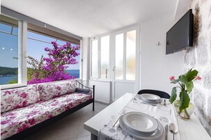Apartamento standard, 1 quarto, terraço, vista para o mar | Área de estar | TV de tela plana 20 polegadas com canais a cabo, TV