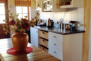 Family Cottage, 4 Bedrooms | Dapur kecil peribadi | Peti sejuk, ketuhar gelombang mikro, ketuhar, dapur 