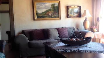 Familien-Ferienhaus, 4 Schlafzimmer | Wohnzimmer | 32-Zoll-Flachbildfernseher mit Digitalempfang, Fernseher, Kamin