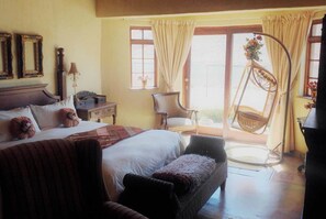 Family Cottage, 4 Bedrooms | 4 bilik tidur, peti besi dalam bilik, meja 