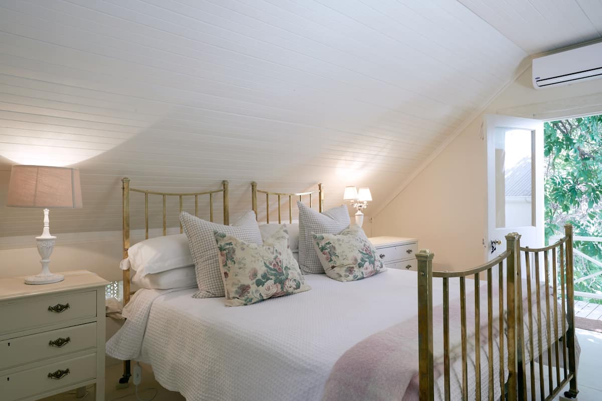 Double/Twin Room with Mountain View | Una cassaforte in camera, Wi-Fi gratuito
