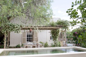 A courtyard with a pool, outdoor seating, and a pergola covered with climbing plants. - Prince Albert Country Stay (Prince Albert)