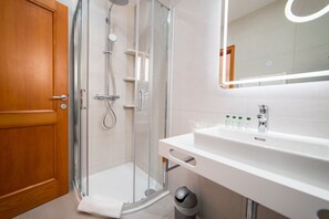 Kahden hengen huone | Kylpyhuone | Suihku, hiustenkuivaaja, pyyhkeet