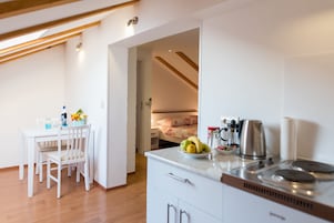 Comfort-studio, merinäköala | Ylelliset vuodevaatteet, tallelokero huoneessa, työpöytä