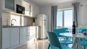 Double Room | Shared kitchen facilities | Stovetop, electric kettle, cookware/dishes/utensils