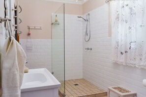 Double or Twin Room (Pink Rose ) | Bathroom | Free toiletries, hair dryer, bathrobes, slippers - Aan-den-Weg (Stellenbosch)