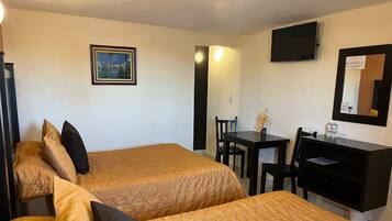 Habitación doble familiar, 2 camas matrimoniales | Escritorio, tabla de planchar con plancha, wifi gratis y ropa de cama