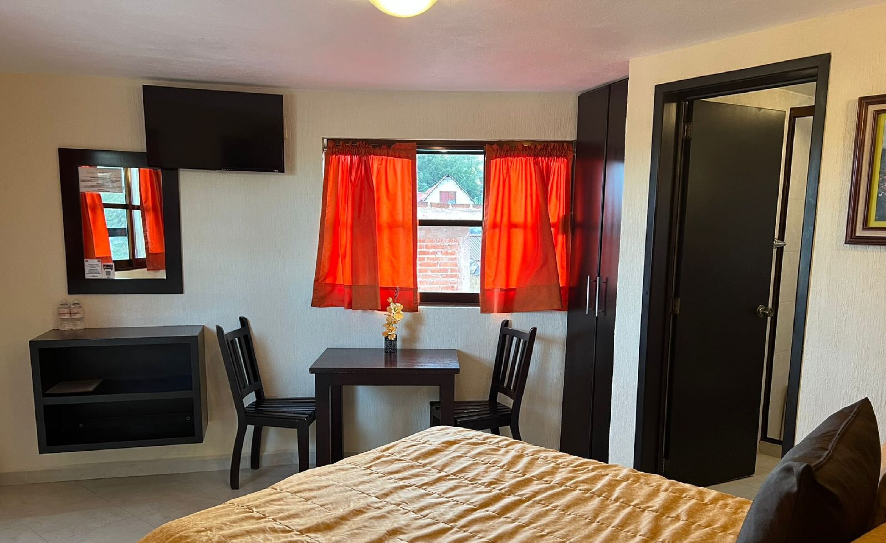 Habitación estándar, 1 cama matrimonial | Escritorio, tabla de planchar con plancha, wifi gratis y ropa de cama 