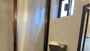 Shower, towels - Hotel Posada Real (Mineral del Monte)