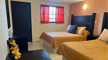 Dobbeltrom – familie, 2 dobbeltsenger | Skrivebord, strykejern/-brett, wi-fi (inkludert) og sengetøy