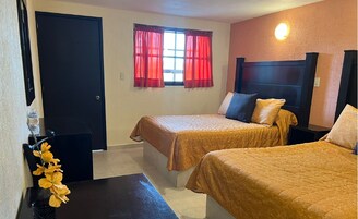 Escritorio, tabla de planchar con plancha, wifi gratis y ropa de cama 