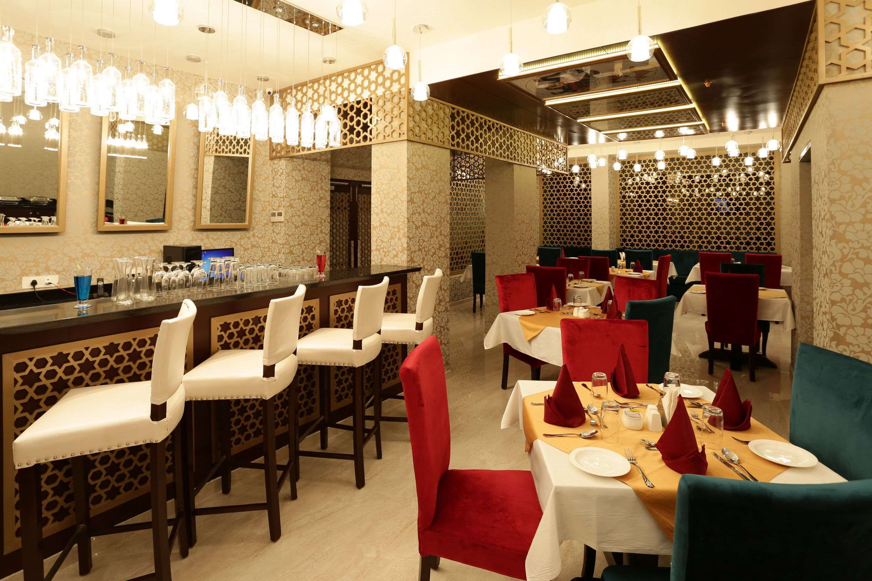 breakfast, lunch, dinner served; international cuisine